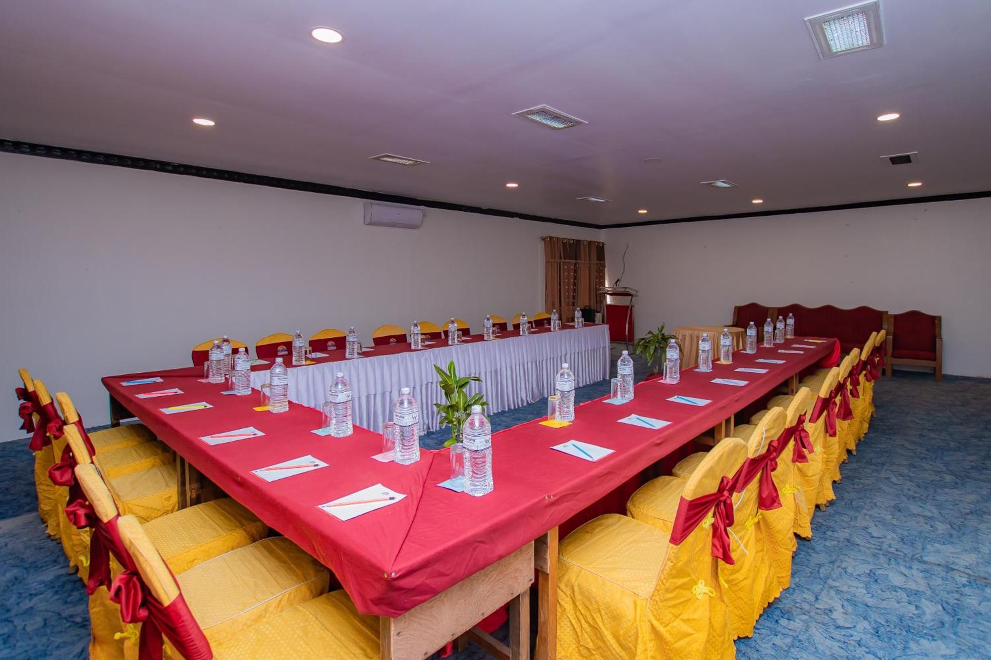 Hotel Pokhara Village & Spa Экстерьер фото